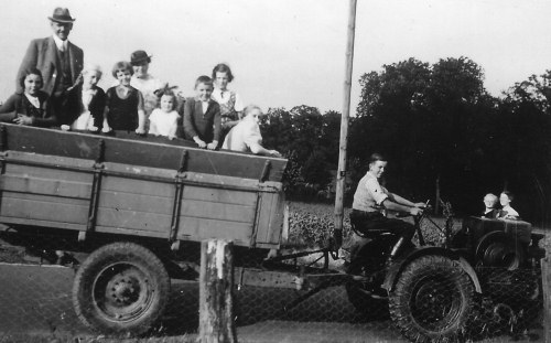Der letzte Ausflug in die Hinsbecker Heide 1934, erstmalig mit neuem Traktor, für desssen Finanzierung die Pferde verkauft wurden